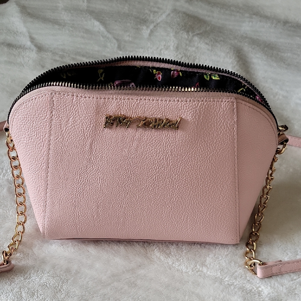🩷🩷Betsey Johnson Pink Crossbody Bag with Gold Chain🩷🩷 - Picture 1 of 7